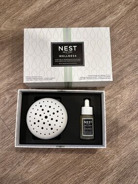 NEST Fragrances Black and White Portable Fragrance Diffuser Box